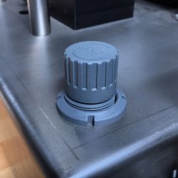 Cerradora de tapas a presión semiautomática