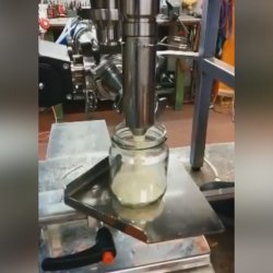 Dosificadora llenadora volumétrica de sobremesa con tolva 50l y mezclador. Capacidad de 50-1500cl o 20-700cl