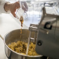 Amasadora de brazos sumergidos para pizza Bernardi PIZZAIOLA 48. Cuba de 60 litros/48 Kg+Variador+Temporizador