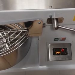 Amasadora de espiral monofásica para masas de alta hidratación con cuba fija GRE16. Capacidad 10KG y 13 velocidades