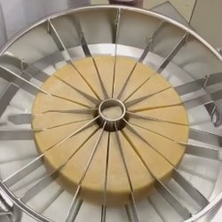 Cortador de queso en cuñas industrial. Quesos tiernos, semiduros y duros.