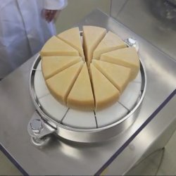 Cortador de queso en cuñas industrial. Quesos tiernos, semiduros y duros.